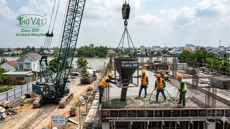 Biện pháp đổ bê tông bằng cần trục và gầu