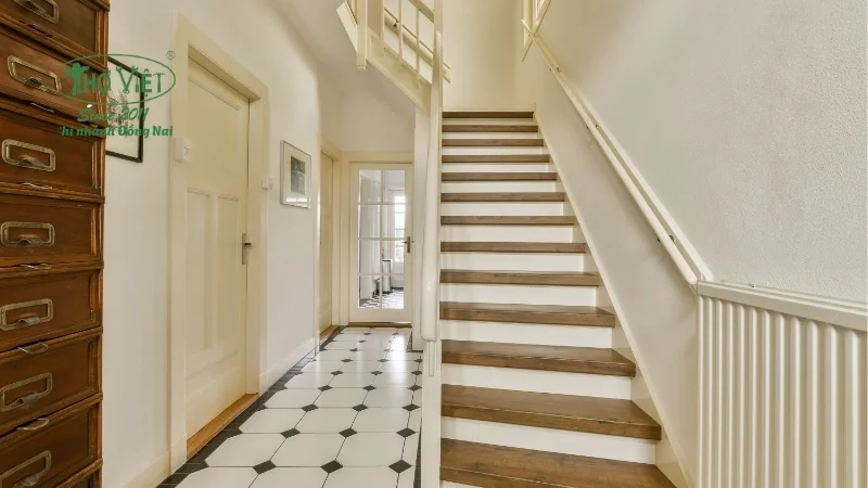 thiết kế cầu thang giữa nhà đẹp và tinh tế