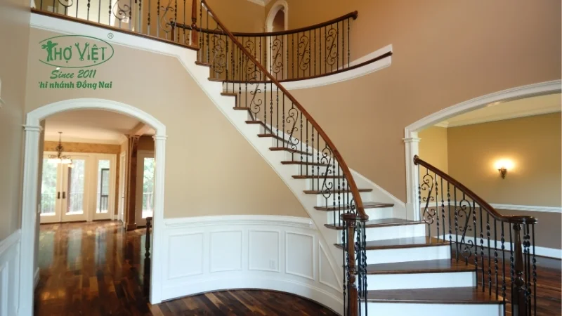 thiết kế cầu thang giữa nhà đẹp và tinh tế