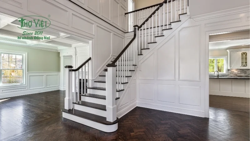 thiết kế cầu thang giữa nhà đẹp và tinh tế