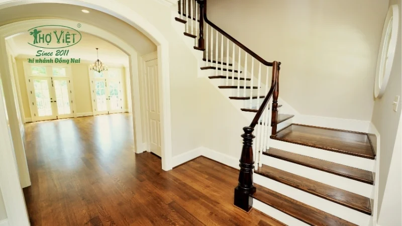 thiết kế cầu thang giữa nhà đẹp và tinh tế