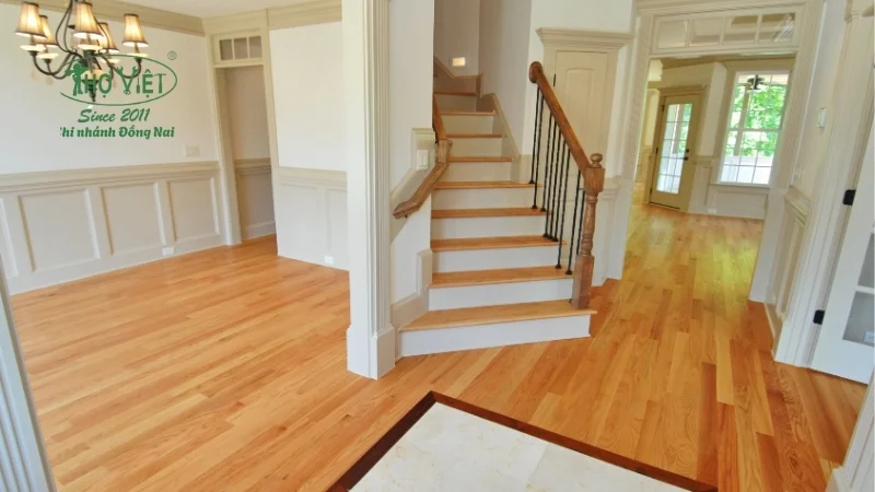 thiết kế cầu thang giữa nhà đẹp và tinh tế