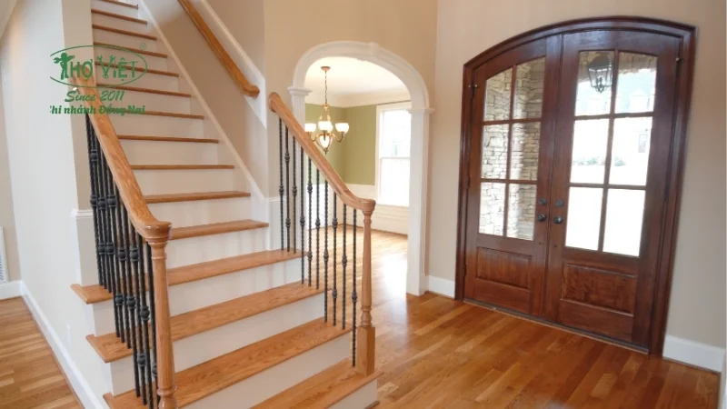 thiết kế cầu thang giữa nhà đẹp và tinh tế