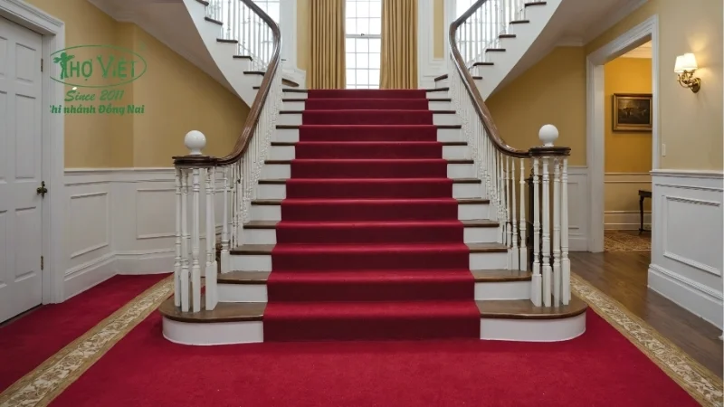 thiết kế cầu thang giữa nhà đẹp và tinh tế