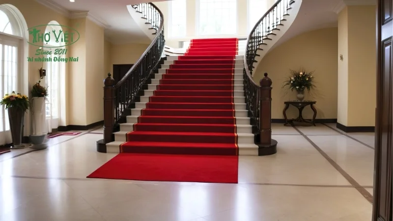 thiết kế cầu thang giữa nhà đẹp và tinh tế