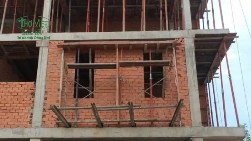 Tường có kết cấu cửa sổ, cửa ra vào