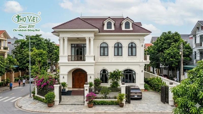 Nhà tân cổ điển 2 tầng phong cách hiện đại
